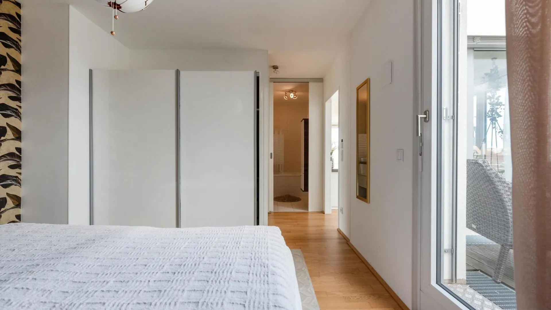 Apartment Mit Traumhafter Dachterrasse & Weitblick contacts
