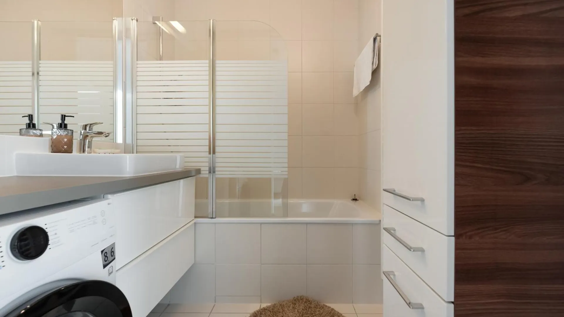 Apartment Mit Traumhafter Dachterrasse & Weitblick Vienna 0*,  Austria